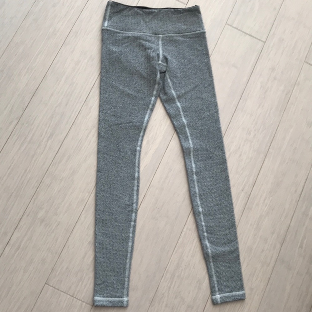 Textured grey/white wunder under crop